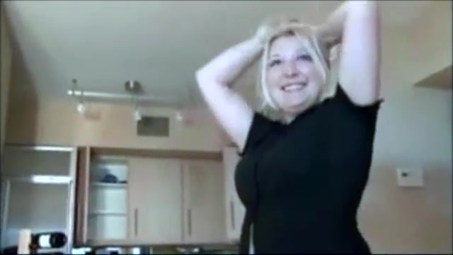 Click to play video English chick farting and pissing in a wine glass
