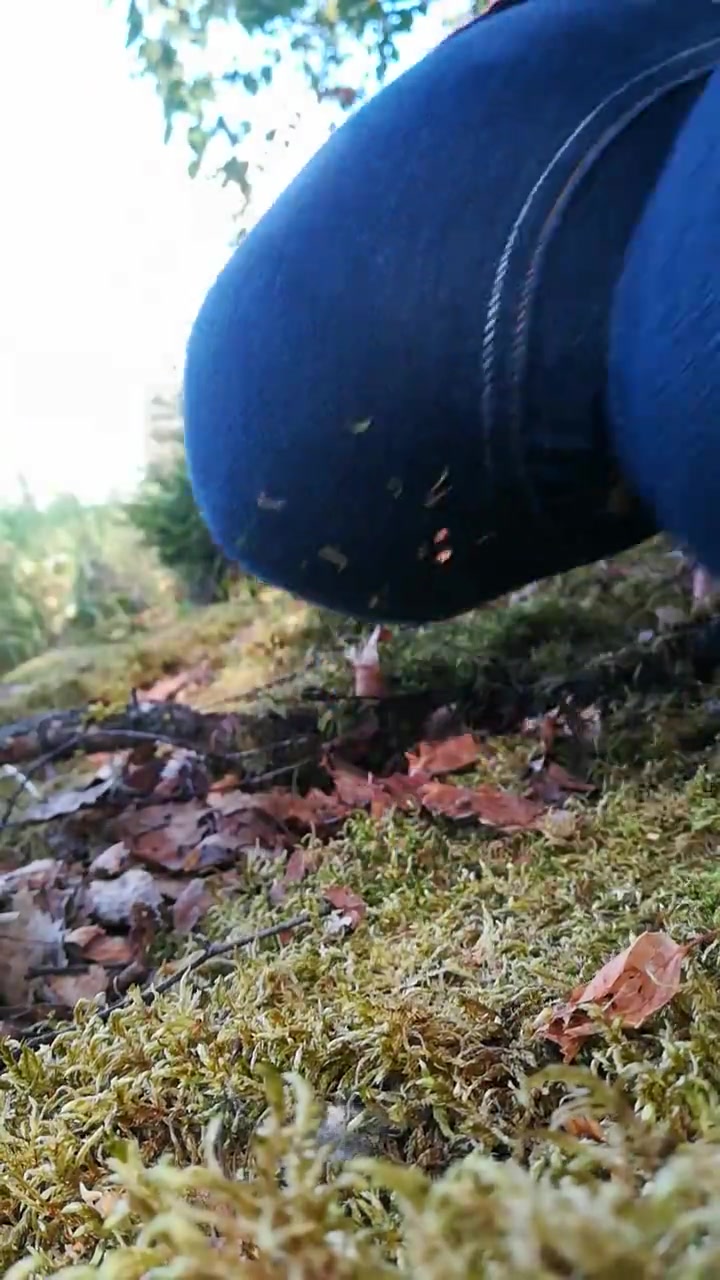 Click to play video Wetting my jeans outside