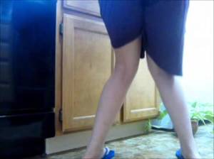 Click to play video Desperate piss while washing the dishes