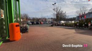 Click to play video devil - sophie - Mit voller Blase in den Baumarkt - Privater Einkauf eskaliert
