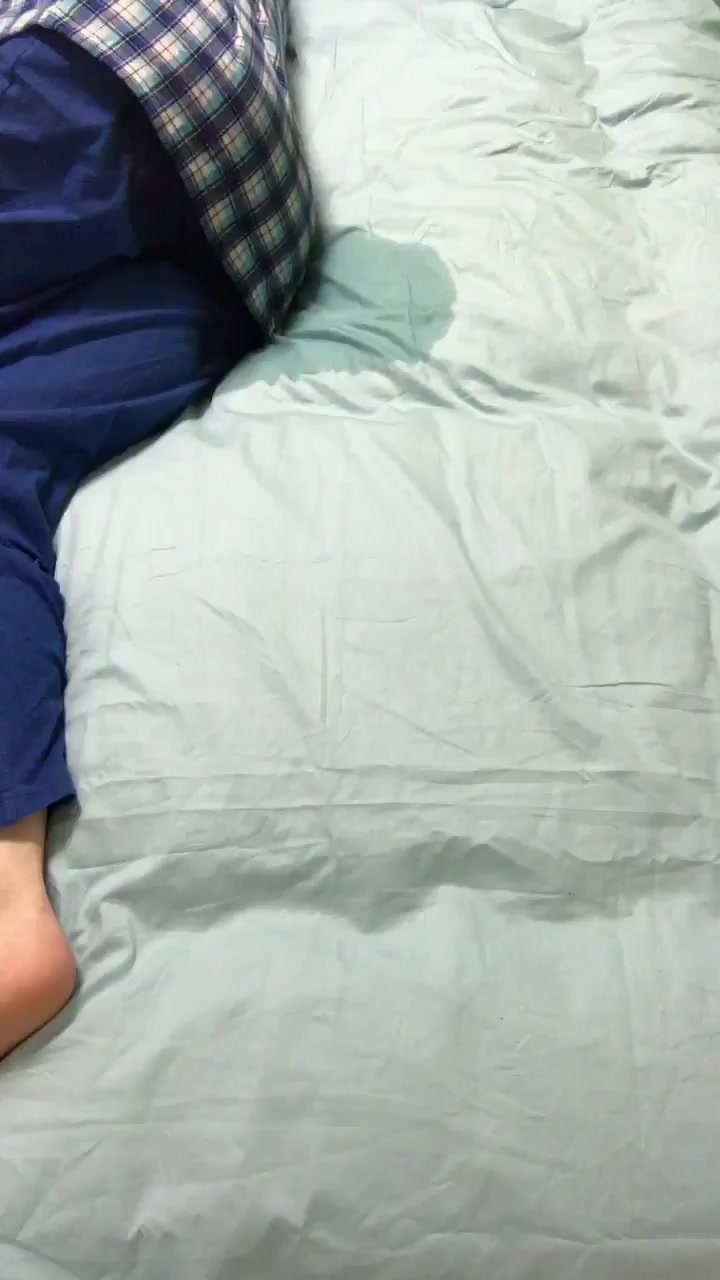 Click to play video RK Twitter - Bedwetting (3)