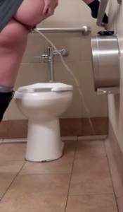 Click to play video PUBLIC TOILET PEE☆彡