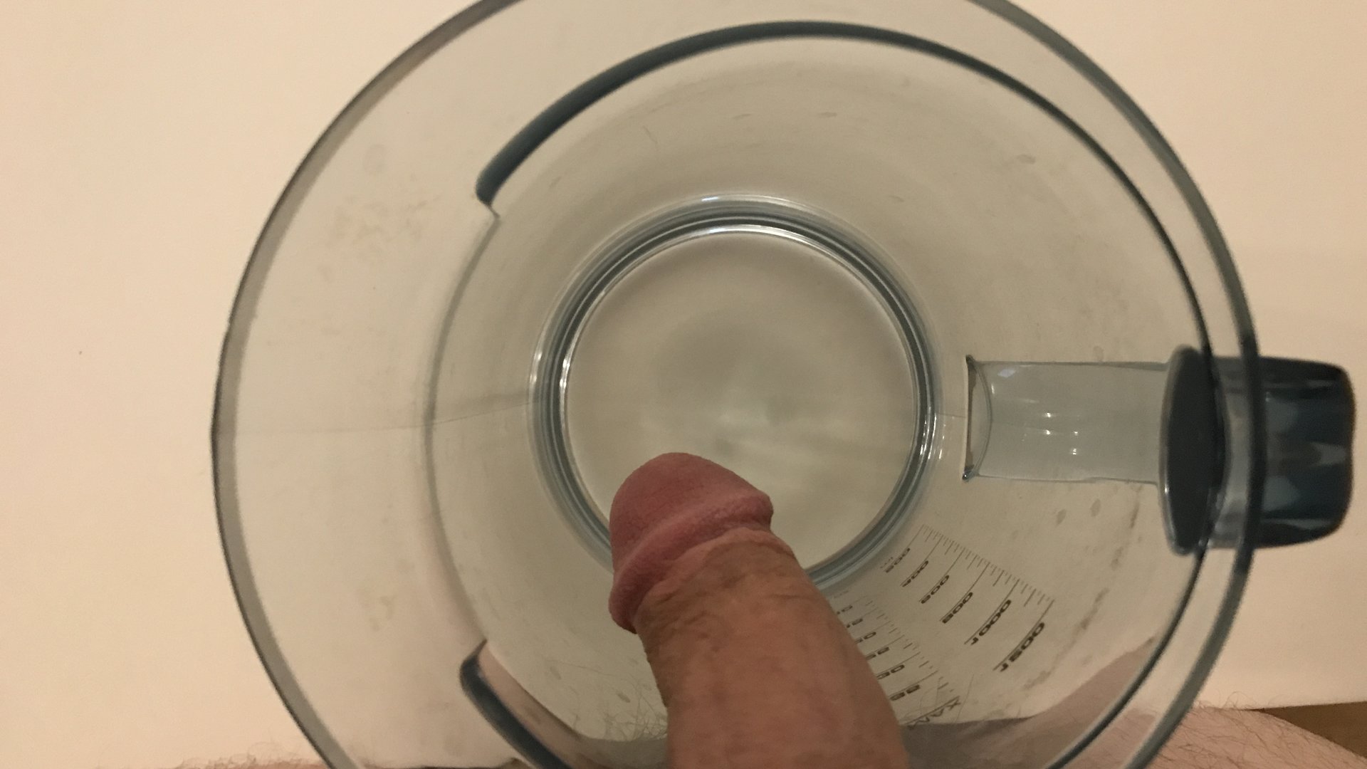 Click to play video Messbecher - Piss