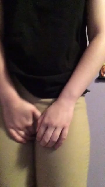 Click to play video Pissing in yellow jeans