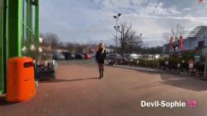 Click to play video devil sophie Mit voller Blase öffentlich in den Baumarkt