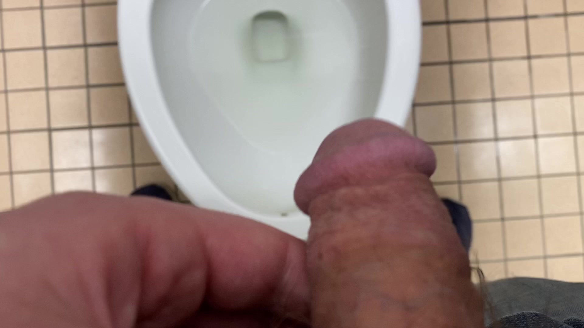 Click to play video Pissing at a grocery store