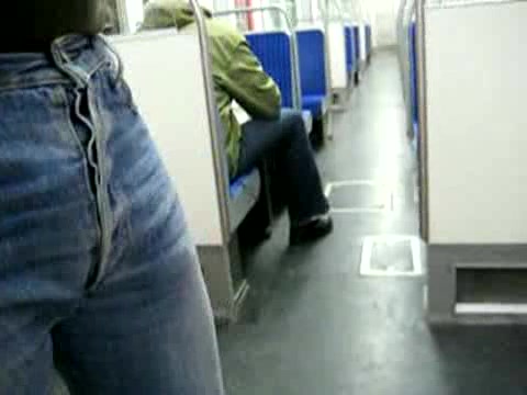 Click to play video Jeanspiss in der StraÃŸenbahn